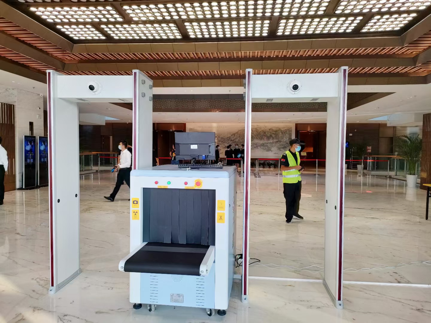Estrutura da porta do aeroporto de segurança atravessa o portão do detector de metais do arco 